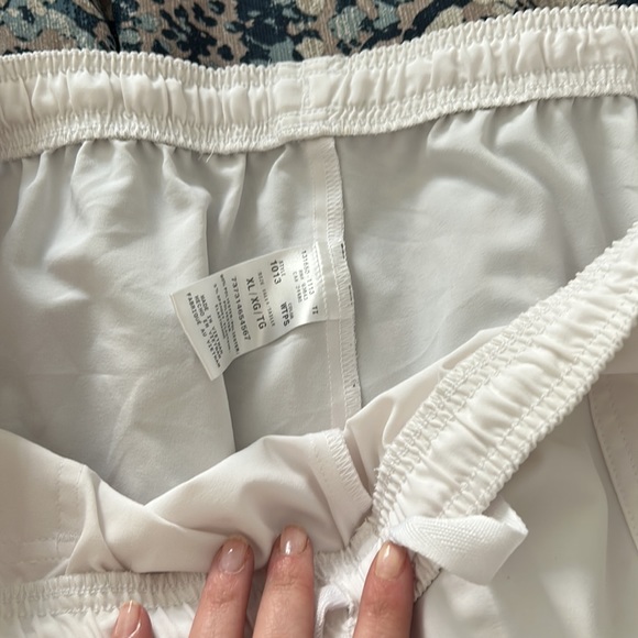 White scrub pants with elastic/drawstring waist and cargo pockets on right leg - Picture 2 of 3